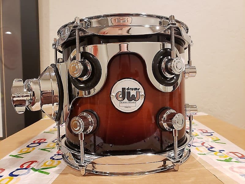 Tom de rack de la serie Design de 7 x 8" de DW en laca Tobacco Burst